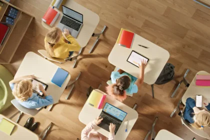 Elementary students sitting in a computer science classroom — representing a typical learning setup that reflects how many weeks in a school year students attend.